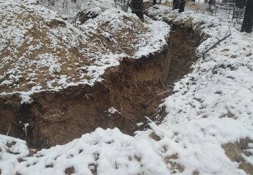 ОБКОПАЛИ КАНАВОЙ, ТЕПЕРЬ НЕ ПОДЪЕХАТЬ. НА ЗАБАРОВСКОЕ КЛАДБИЩЕ ПОКОЙНИКОВ НОСЯТ ОБКОПАЛИ КАНАВОЙ, ТЕПЕРЬ НЕ ПОДЪЕХАТЬ. НА ЗАБАРОВСКОЕ КЛАДБИЩЕ ПОКОЙНИКОВ НОСЯТ
