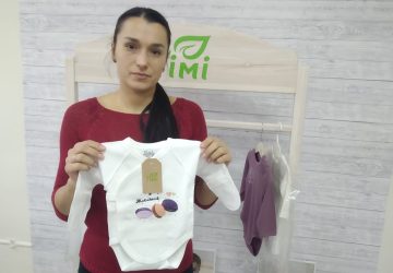 ОЛЕСЯ ТИМОШИК ШЬЕТ ОДЕЖДУ ДЛЯ “ПАКУНКА МАЛЮКА” ОЛЕСЯ ТИМОШИК ШЬЕТ ОДЕЖДУ ДЛЯ “ПАКУНКА МАЛЮКА”
