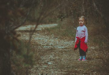 ДВОРІЧНА ДІВЧИНКА ЗАБРЕЛА АЖ ДО БОЛОТА ДВОРІЧНА ДІВЧИНКА ЗАБРЕЛА АЖ ДО БОЛОТА