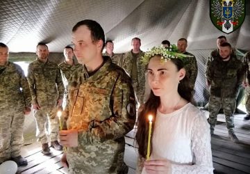 ОБВЕНЧАЛИСЬ В ПАЛАТКЕ, ГДЕ МИНОМЕТЧИКИ ЧИСТЯТ ОРУЖИЕ ОБВЕНЧАЛИСЬ В ПАЛАТКЕ, ГДЕ МИНОМЕТЧИКИ ЧИСТЯТ ОРУЖИЕ