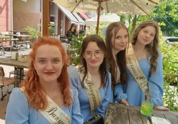 Іменні стрічки для випускників. Зі стразами Іменні стрічки для випускників. Зі стразами
