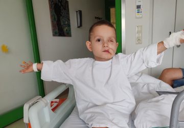 Ромчик Божко, який постраждав від пострілу з гранатомета на Валу, чекає на протезування ока Ромчик Божко, який постраждав від пострілу з гранатомета на Валу, чекає на протезування ока