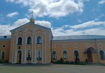Монашки в Єлецькому монастирі живуть. Успенський собор зачинений. Правиться в Трапезній Петропавлівській церкві Монашки в Єлецькому монастирі живуть. Успенський собор зачинений. Правиться в Трапезній Петропавлівській церкві