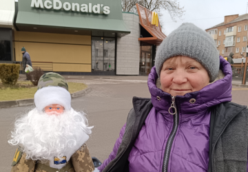 Новорічного Капелана із сюрпризом подарували військовим. А Снігуронька-мулатка продається тільки з Сантою Новорічного Капелана із сюрпризом подарували військовим. А Снігуронька-мулатка продається тільки з Сантою